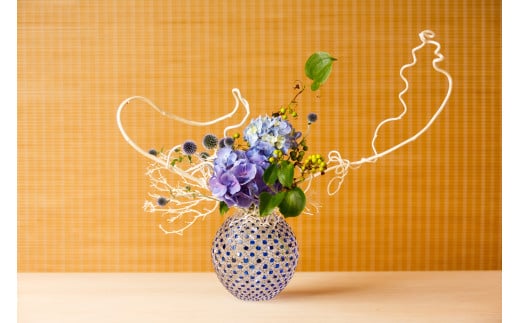 カガミクリスタルの瑠璃色被毬型花瓶〈八角籠目紋〉F798-1-CCB