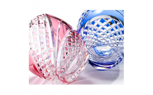 カガミクリスタルの江戸切子 冷酒杯〈魚子流し紋〉赤　T535-2044-CAU