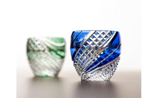 カガミクリスタルの江戸切子 冷酒杯〈魚子流し紋〉青　T535-2044-CCB