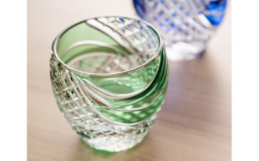 カガミクリスタルの江戸切子 冷酒杯〈魚子流し紋〉緑　T535-2044-CGR