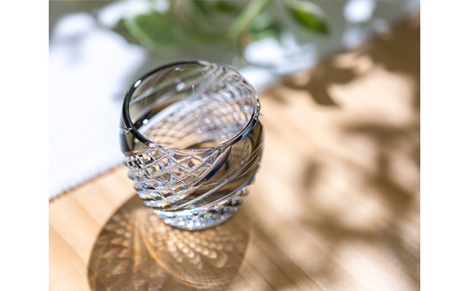 カガミクリスタルの江戸切子 冷酒杯〈魚子流し紋〉青墨　T535-2044-BLK