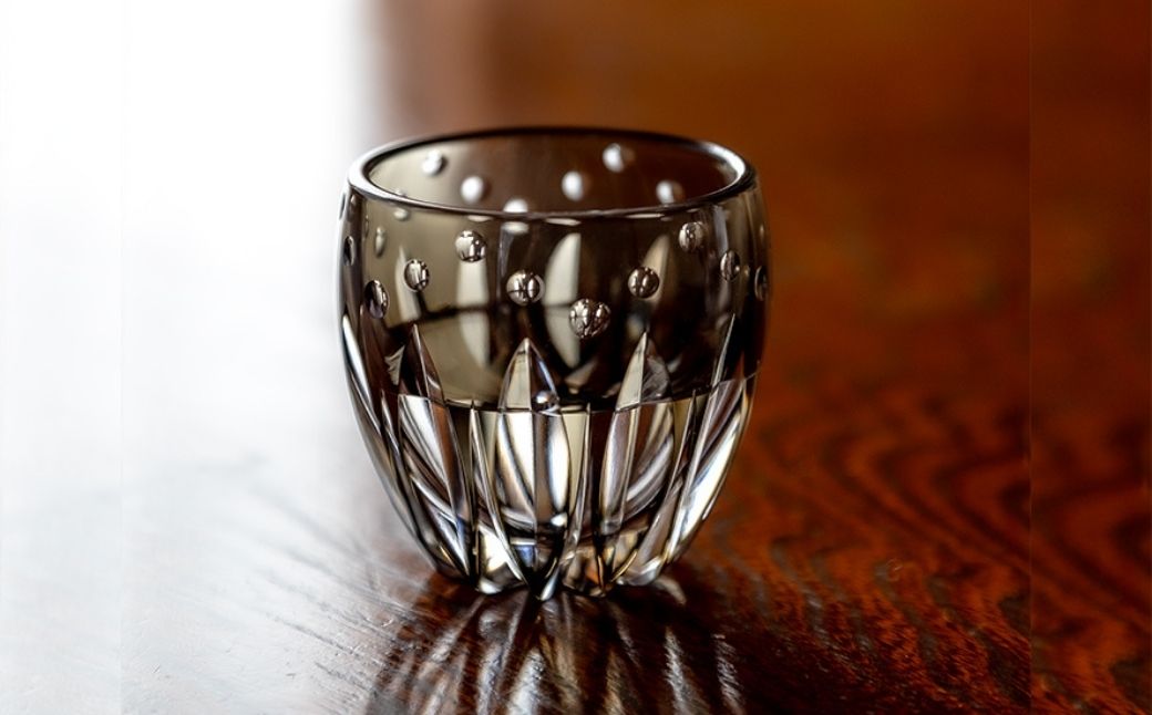 江戸切子 伝統工芸士・鍋谷聰 作 冷酒杯＜蓮＞カガミクリスタル T535-3030-BLK｜日本酒 グラス キレイ 上品 お祝い プレゼント 記念日 ギフト ご褒美 オリジナル 日本土産 クリスタルガラス グラス コップ 伝統 日本製 プレゼント 贈り物 卒業祝い 就職祝い 記念品 贈答品 父の日 母の日 茨城県 龍ケ崎市