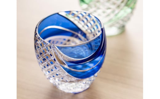 カガミクリスタルの江戸切子 冷酒杯〈魚子流し紋〉青　T535-2044-CCB
