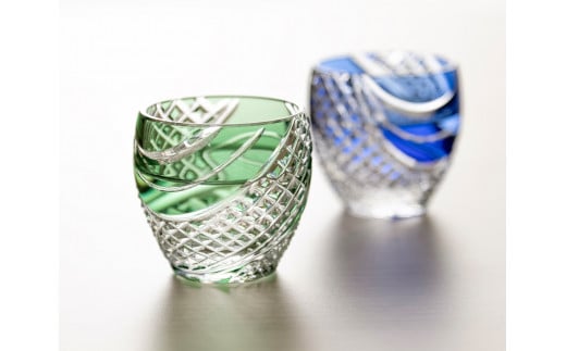 カガミクリスタルの江戸切子 冷酒杯〈魚子流し紋〉緑　T535-2044-CGR