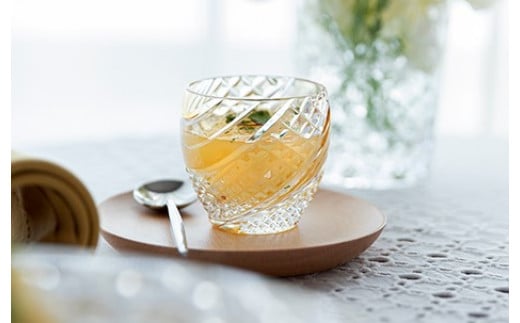 カガミクリスタルの江戸切子 冷酒杯〈魚子流し紋〉黄　T535-2044-CUM