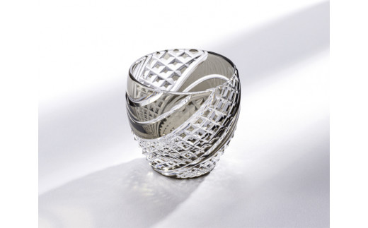 カガミクリスタルの江戸切子 冷酒杯〈魚子流し紋〉青墨　T535-2044-BLK