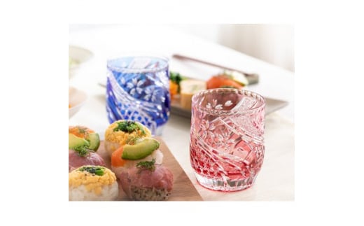 カガミクリスタルのペアロックグラス〈桜流〉赤・青TPS753-2996-AB