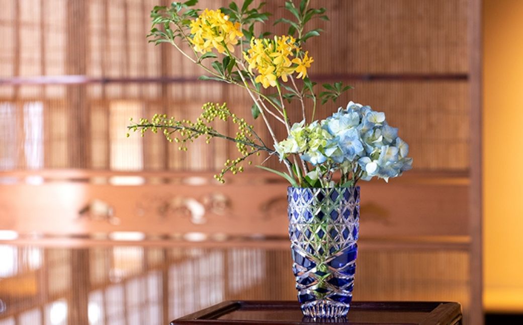 江戸切子 花瓶＜潮騒＞F715-3024-CCB|江戸切子 クリスタルガラス 花瓶 花器 キレイ 上品 お祝い プレゼント 記念日 日本土産 伝統 日本製 プレゼント 贈り物 卒業祝い 就職祝い 記念品 贈答品 父の日 母の日 茨城県 龍ケ崎市