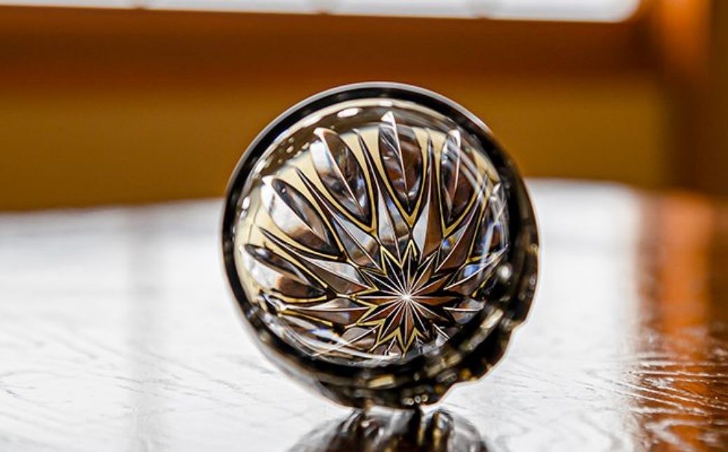 江戸切子 伝統工芸士・鍋谷聰 作 冷酒杯＜蓮＞カガミクリスタル T535-3030-BLK｜日本酒 グラス キレイ 上品 お祝い プレゼント 記念日 ギフト ご褒美 オリジナル 日本土産 クリスタルガラス グラス コップ 伝統 日本製 プレゼント 贈り物 卒業祝い 就職祝い 記念品 贈答品 父の日 母の日 茨城県 龍ケ崎市