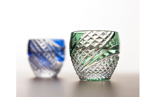 カガミクリスタルの江戸切子 冷酒杯〈魚子流し紋〉緑　T535-2044-CGR