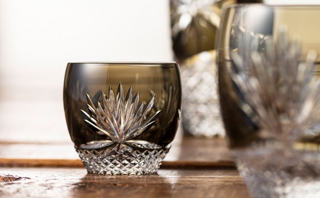 江戸切子 冷酒杯 月下美人 T535-2763-BLK| 江戸切子 クリスタルガラス 冷酒杯 日本酒 冷酒 盃 おちょこ お猪口 猪口 グラス 記念日 日本土産 伝統 日本製 プレゼント 贈り物 卒業祝い 就職祝い 記念品 贈答品 父の日 母の日 茨城県 龍ケ崎市