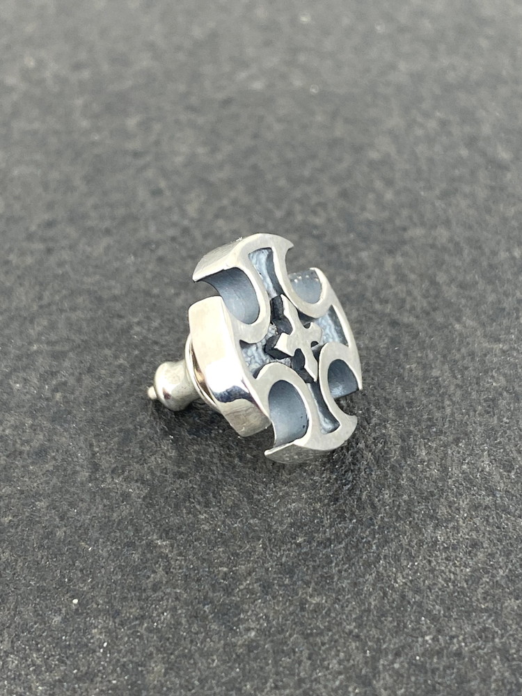 small iron cross pierce スモール アイアン クロス ピアス ｜ シルバー アクセサリー 十字架 モチーフ 925 ハンドメイド ジュエリー アクセ ファッション 人気 シンプル ギフト プレゼント 年末年始 お中元 お歳暮 内祝い 快気祝い