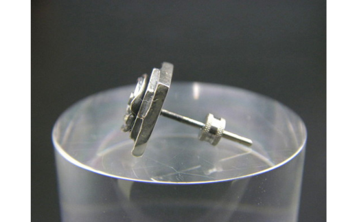 Pyramid flower pierce