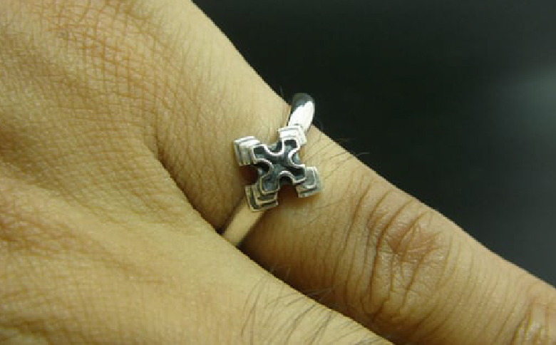 pyramid cross ring ピラミッド クロス リング｜ 指輪 シルバー アクセサリー 十字架 モチーフ 925 ハンドメイド 選べる サイズ ジュエリー アクセ ファッション 人気 シンプル ギフト プレゼント年末年始 お中元 お歳暮 内祝い 快気祝い