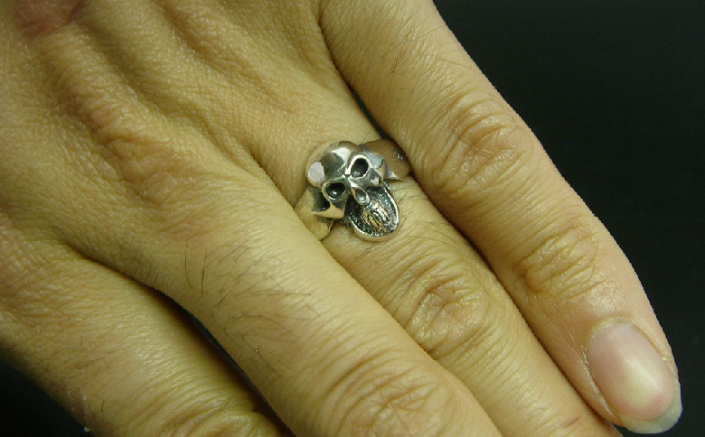 Small skull ring スモール スカル リング ｜ 指輪 小ぶり で さりげなく 身に着ける ことができる スカル 初心者 に おすすめな 一品 です シルバー アクセサリー 髑髏 モチーフ 925 選べる サイズ プレゼント 年末年始 お中元 お歳暮 内祝い 快気祝い