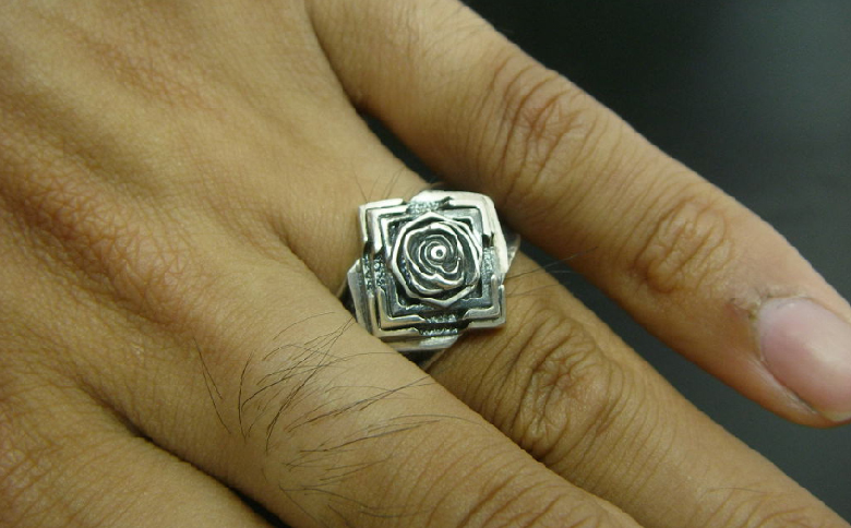 Pyramid  ring ピラミッド リング ｜ ピラミッド を モチーフ とした 指輪 です シルバー アクセサリー 925 ハンドメイド 選べる サイズ ジュエリー アクセ ファッション 人気 シンプル ギフト プレゼント 年末年始 お中元 お歳暮 内祝い 快気祝い