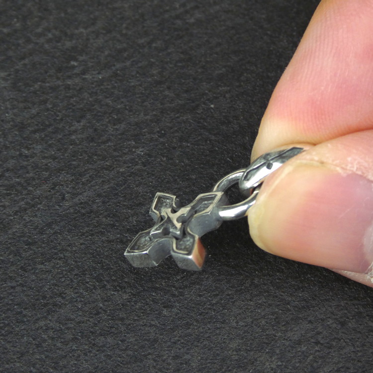 small edge cross pendant スモール エッジ クロス ペンダント ｜ シルバー アクセサリー 十字架 モチーフ 925 ペンダントトップ ネックレス チャーム ジュエリー アクセ ファッション ハンドメイド 人気 シンプル ギフト プレゼント 年末年始 お中元 お歳暮 内祝い 快気祝い