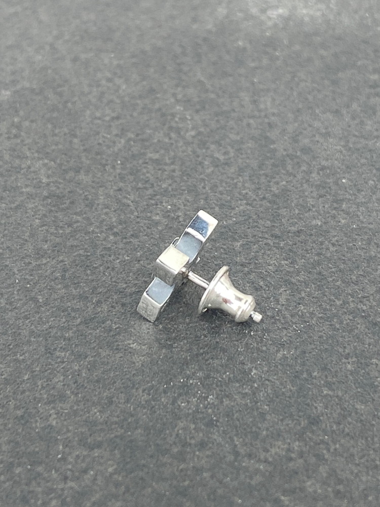 small edge cross pierce スモール エッジ ピアス ｜ シルバー アクセサリー 十字架 モチーフ 925 ハンドメイド ジュエリー アクセ ファッション 人気 シンプル ギフト プレゼント 年末年始 お中元 お歳暮 内祝い 快気祝い