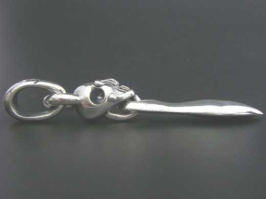 Symbol skull＋Sword pendant