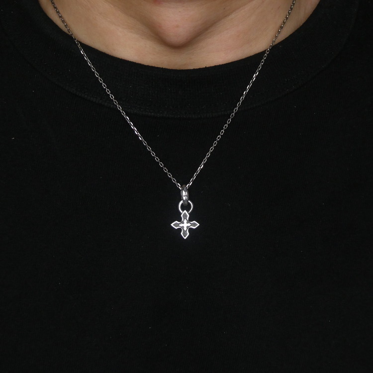 small edge cross pendant スモール エッジ クロス ペンダント ｜ シルバー アクセサリー 十字架 モチーフ 925 ペンダントトップ ネックレス チャーム ジュエリー アクセ ファッション ハンドメイド 人気 シンプル ギフト プレゼント 年末年始 お中元 お歳暮 内祝い 快気祝い