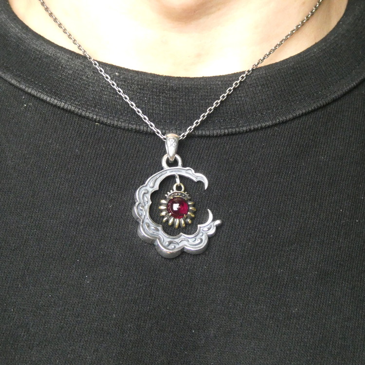 Moonlight pendant ムーンライト ペンダント ｜ シルバー アクセサリー 月 モチーフ 925 ペンダントトップ ネックレス チャーム ジュエリー アクセ ファッション ハンドメイド 人気 シンプル ギフト プレゼント 年末年始 お中元 お歳暮 内祝い 快気祝い