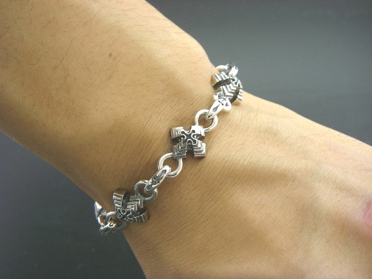 Pyramid cross bracelet ピラミッド クロス ブレスレット ｜ 腕輪 シルバー アクセサリー 十字架 モチーフ 925 ブレス ハンドメイド ジュエリー アクセ ファッション 人気 シンプル ギフト プレゼント 年末年始 お中元 お歳暮 内祝い 快気祝い