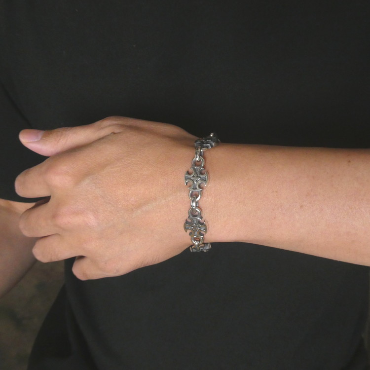 small iron cross bracelet スモール アイアン クロス ブレスレット ｜ 腕輪 シルバー アクセサリー 十字架 モチーフ 925 ブレス ハンドメイド ジュエリー アクセ ファッション 人気 シンプル ギフト プレゼント 年末年始 お中元 お歳暮 内祝い 快気祝い