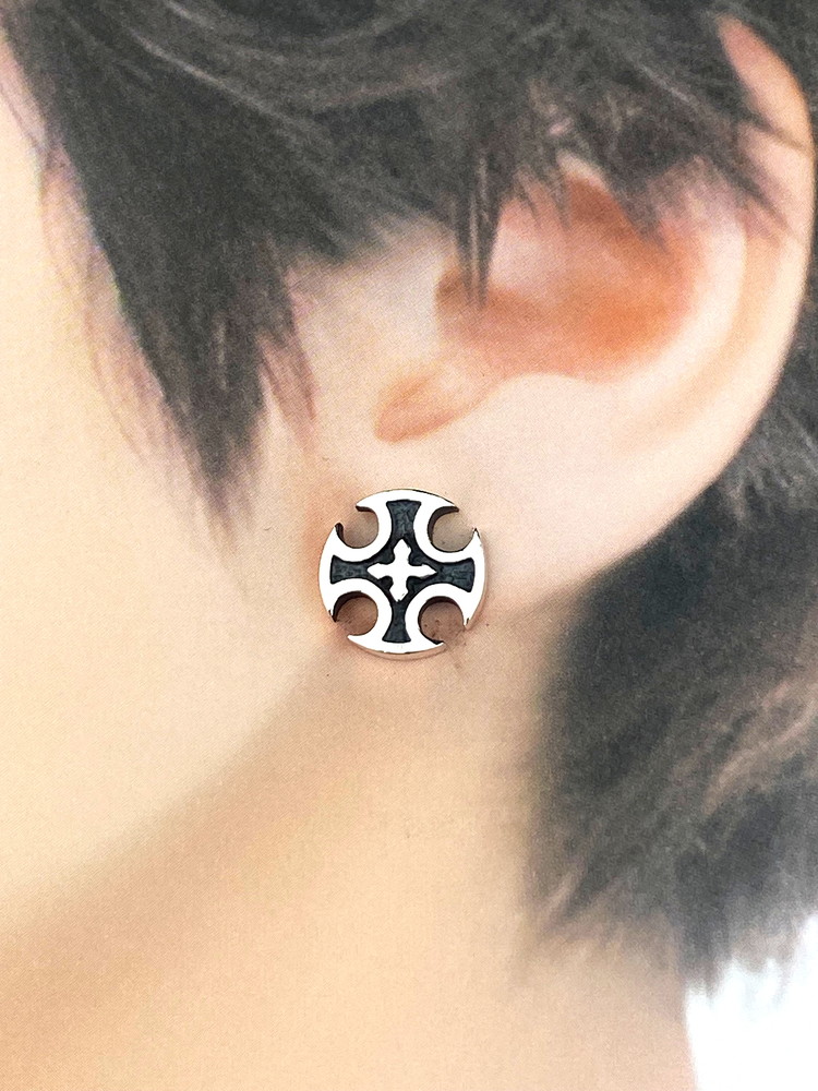small iron cross pierce スモール アイアン クロス ピアス ｜ シルバー アクセサリー 十字架 モチーフ 925 ハンドメイド ジュエリー アクセ ファッション 人気 シンプル ギフト プレゼント 年末年始 お中元 お歳暮 内祝い 快気祝い