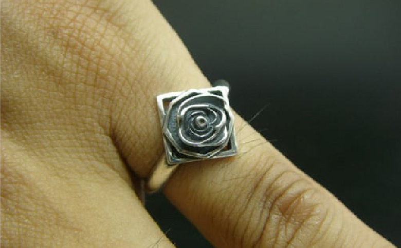 pyramid flower ring ピラミッド フラワー リング｜ 指輪 シルバー アクセサリー 花 モチーフ 925 ハンドメイド 選べる サイズ ジュエリー アクセ ファッション 人気 シンプル ギフト プレゼント年末年始 お中元 お歳暮 内祝い 快気祝い