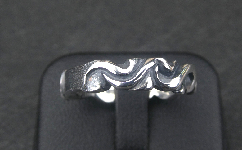 Small undulation ring スモール アンジュレーション リング ｜ 指輪 うねり 普段使い 重ね付け しやすい シルバー アクセサリー 波 925 ハンドメイド 選べる サイズ ジュエリー 人気 シンプル ギフト プレゼント 年末年始 お中元 お歳暮 内祝い 快気祝い