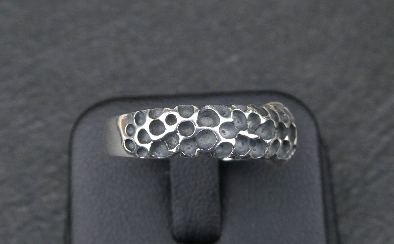 Crater ring クレーター リング ｜ 指輪 シンプル 細身 合わせやすい シルバー アクセサリー 925 ハンドメイド 選べる サイズ ジュエリー アクセ ファッション 人気 ギフト プレゼント 年末年始 お中元 お歳暮 内祝い 快気祝い