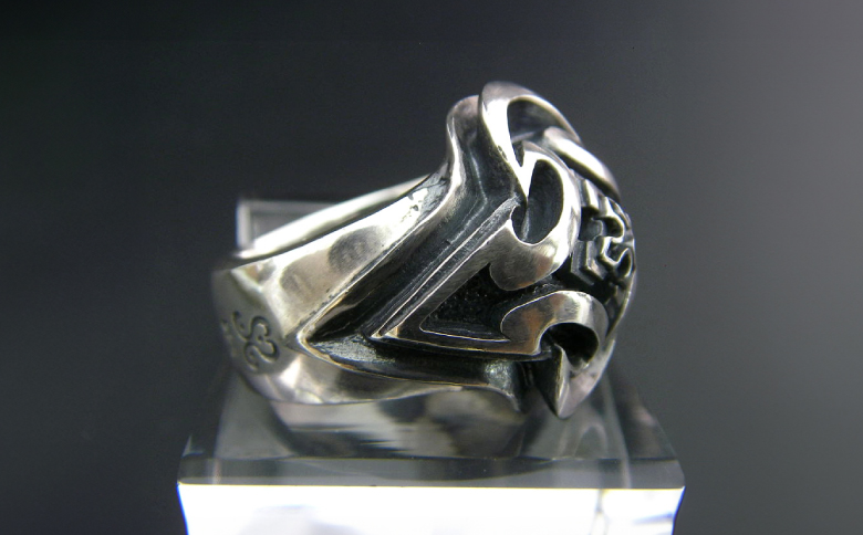 Medium Pyramid cross ring ｜ ピラミッドクロスリング リング 指輪 シルバーリング シルバー シルバー925 しっかり ボリューム ハンドメイド 手作り ゆびわ りんぐ リング 指輪 シルバー アクセサリー 925 ハンドメイド 選べる サイズ ジュエリー アクセ ファッション 人気 シンプル ギフト プレゼント 年末年始 お中元 お歳暮 内祝い 快気祝い