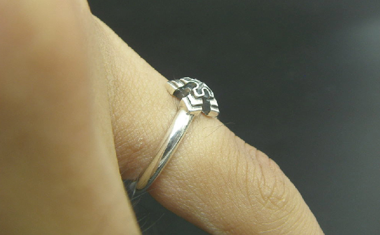 pyramid cross ring ピラミッド クロス リング｜ 指輪 シルバー アクセサリー 十字架 モチーフ 925 ハンドメイド 選べる サイズ ジュエリー アクセ ファッション 人気 シンプル ギフト プレゼント年末年始 お中元 お歳暮 内祝い 快気祝い