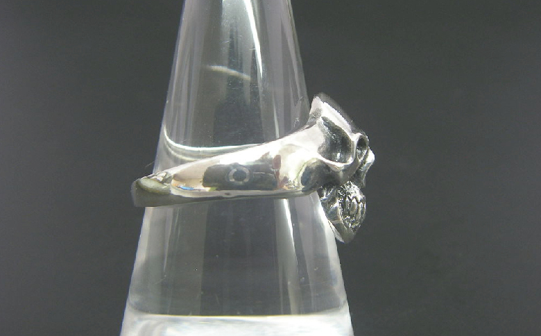 Small skull ring スモール スカル リング ｜ 指輪 小ぶり で さりげなく 身に着ける ことができる スカル 初心者 に おすすめな 一品 です シルバー アクセサリー 髑髏 モチーフ 925 選べる サイズ プレゼント 年末年始 お中元 お歳暮 内祝い 快気祝い