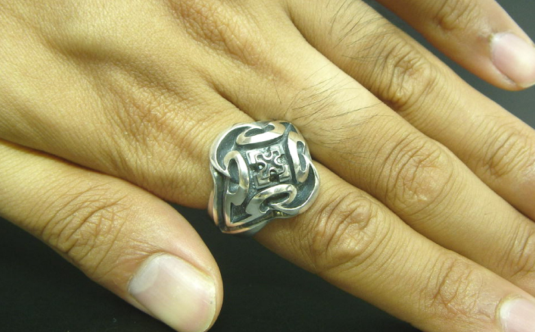 Medium Pyramid cross ring ｜ ピラミッドクロスリング リング 指輪 シルバーリング シルバー シルバー925 しっかり ボリューム ハンドメイド 手作り ゆびわ りんぐ リング 指輪 シルバー アクセサリー 925 ハンドメイド 選べる サイズ ジュエリー アクセ ファッション 人気 シンプル ギフト プレゼント 年末年始 お中元 お歳暮 内祝い 快気祝い