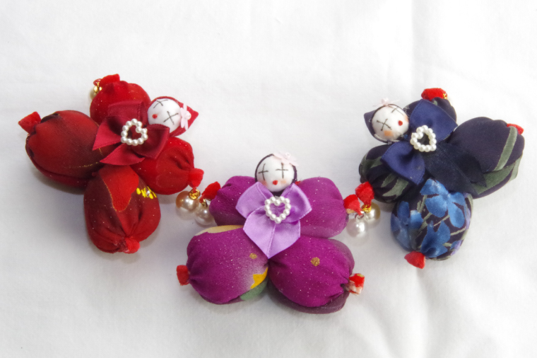 ピエロのブローチとお守りうさぎ【おまもり 手作り ウサギ インテリア アクセサリー】(CF204)