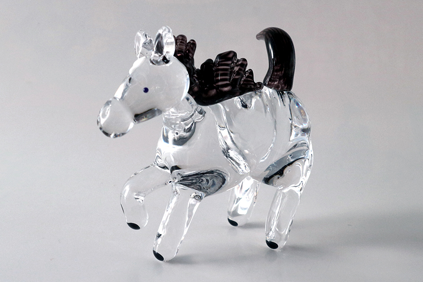 【黒】駆け馬（かけうま） 令和8年 R8 2026年 干支 馬 午 お正月 モチーフ 茨城県 ガラス 置物 赤 青 ガラス工房 神魂 笠間市