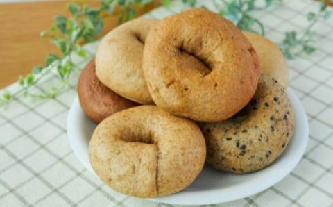 牛久市産 小麦 の ベーグル 6種・12個セット 全粒粉 シナモン レーズン ココア チョコ あずき ごま いちじく 無添加 農薬不使用 小麦 おうちカフェ お菓子 おやつ モーニング ブランチ 朝食