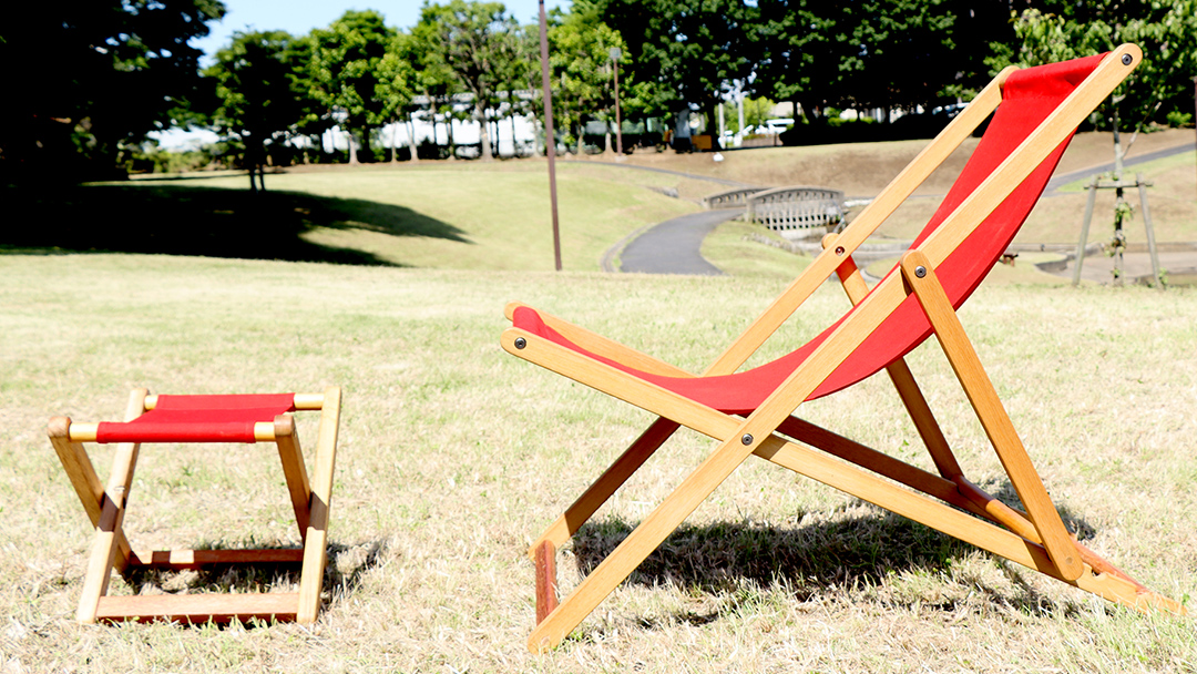 《 受注生産 》 布製 デッキ チェア 1脚 （ レッド ） 【 フットレスト付き 】 インテリア アウトドア キャンプ テラス 庭 家具 日用品 椅子 イス リクライニング 折りたたみ コンパクト 収納
