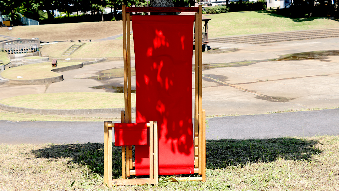 《 受注生産 》 布製 デッキ チェア 1脚 （ レッド ） 【 フットレスト付き 】 インテリア アウトドア キャンプ テラス 庭 家具 日用品 椅子 イス リクライニング 折りたたみ コンパクト 収納