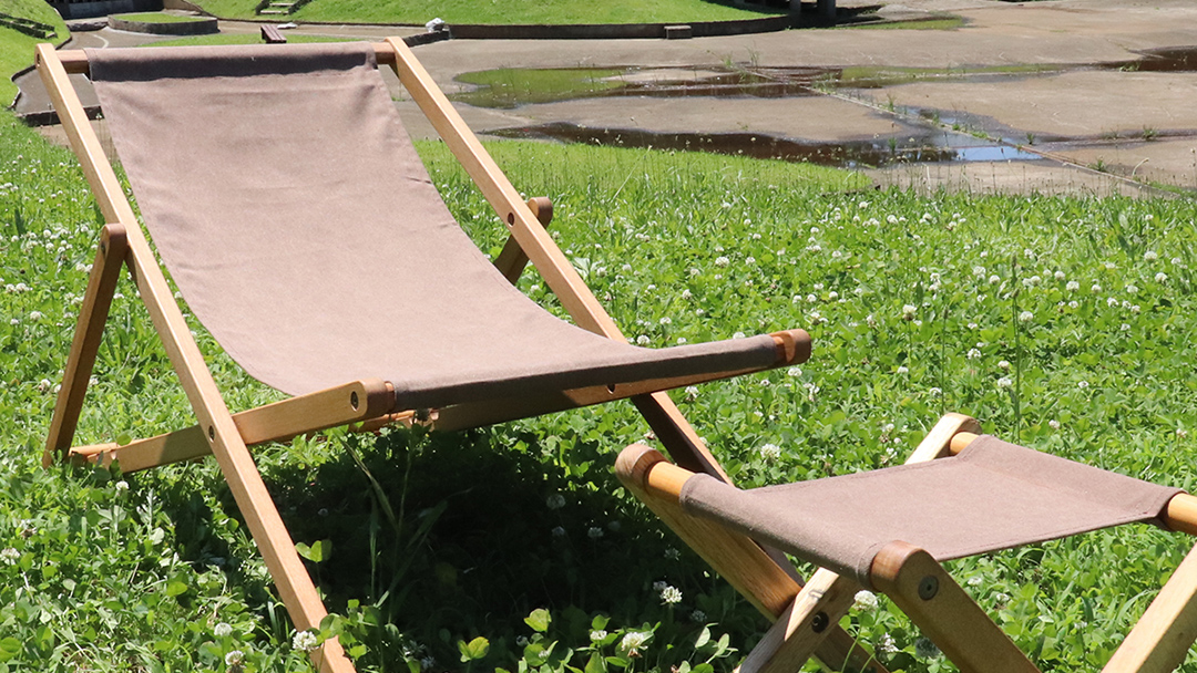 《 受注生産 》 布製 デッキ チェア 1脚 （ ブラウン ） 【 フットレスト付き 】【 フットレスト付き 】 インテリア アウトドア キャンプ テラス 庭 家具 日用品 椅子 イス リクライニング 折りたたみ コンパクト 収納