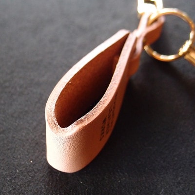 ラフテール【 レザーチャームキーホルダー】ナチュラル　　