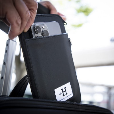 ラフテール【karami 空身】スマートフォンショルダー　漆黒(ブラック)　　CW-KM-BK