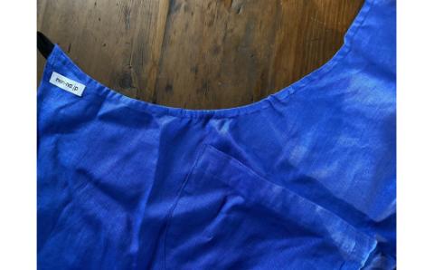 ノリーナがデザインしたリネンエプロン（前で結ぶタイプ） ロイヤルブルー（KBD-18-5）