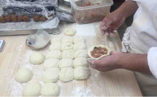 全日完売！入手困難の貴重な老麺肉まんが贅沢に12個入った