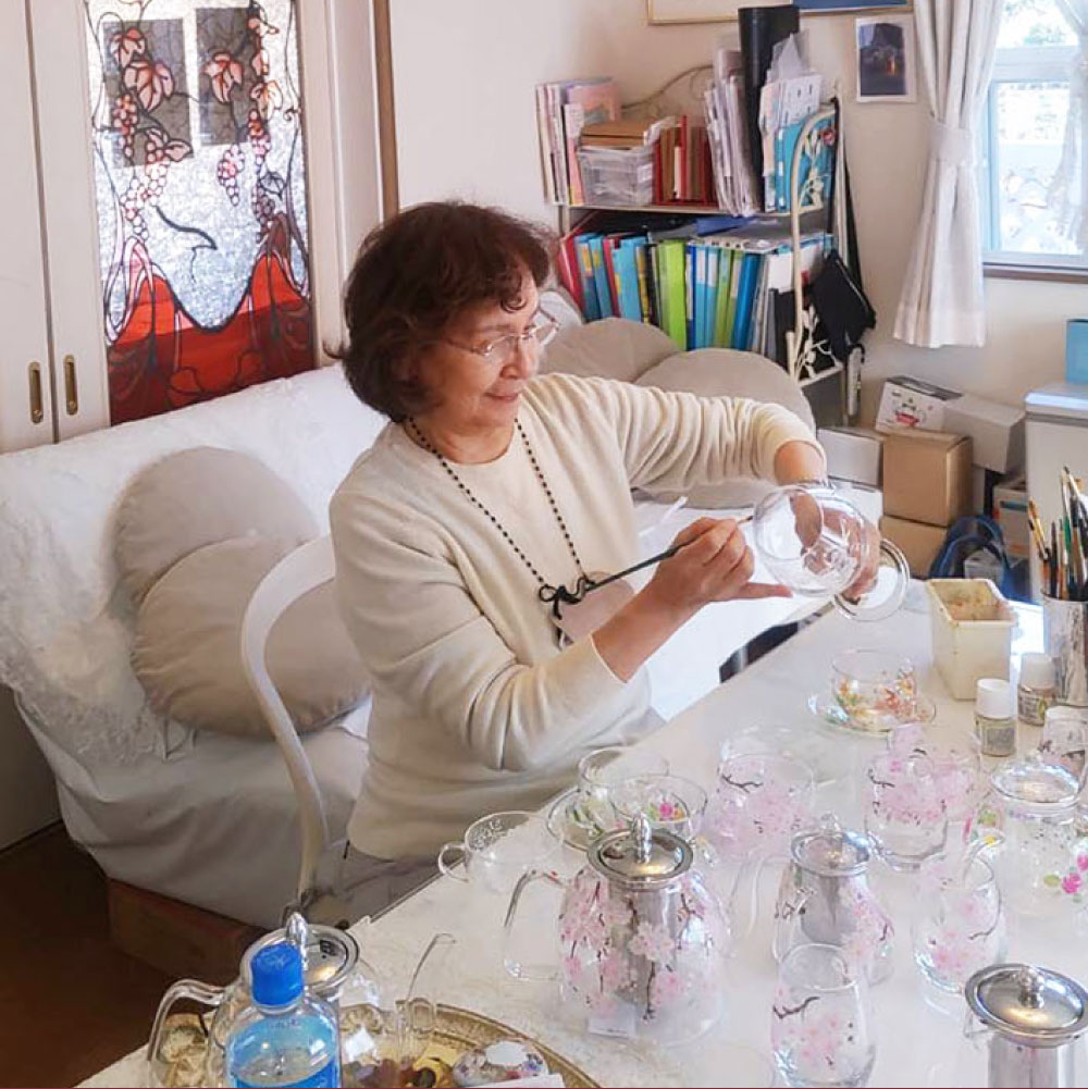 【絵付け手描き】マグカップ 「小菊と雪の結晶」 筒井啓子