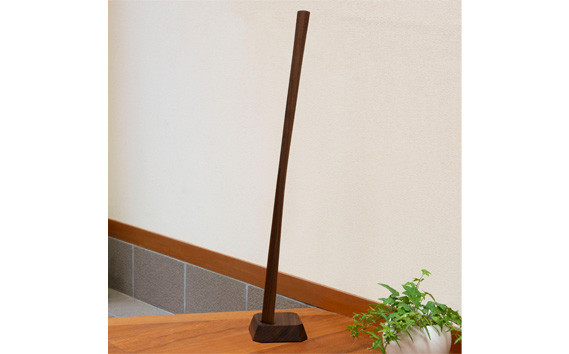 家具蔵 KAGURA 靴べら LIN ウォールナット材 靴ベラ 天然木 手作業 ロング スタンド セット 70cm おしゃれ 長い スタンド付き 台座付き プレゼント 実用的 シンプル 玄関 ロングタイプ 高級 シューホーン モダン ギフト 革靴 スニーカー ブーツ 【株式会社アイダ】【ho1334】