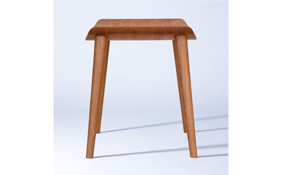 家具蔵 KAGURA スツール セレ チェリー材 インテリア 天然木 手作業 天然木 高級木材 無添加 安全 ジャパニーズモダン 高級家具 熟練 無着色 おしゃれ 天然木無垢材 コンパクト シンプル 【株式会社アイダ】【ho0979】