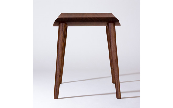 家具蔵 KAGURA スツール セレ ウォールナット材 インテリア 天然木 手作業 天然木 高級木材 無添加 安全 ジャパニーズモダン 高級家具 熟練 無着色 おしゃれ 天然木無垢材 コンパクト シンプル 【株式会社アイダ】【ho0982】