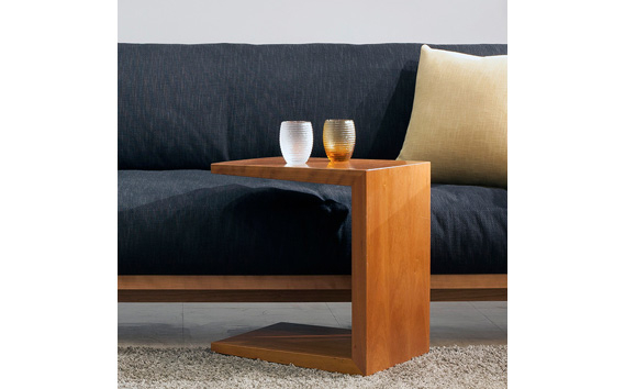 家具蔵 KAGURA ソファテーブルダン 560 チェリー材 インテリア 天然木 手作業 丈夫 キャスター付き コンパクト 木材 無垢材 職人 手作業 安全 ジャパニーズモダン 高級家具 熟練 無着色 おしゃれ 天然木無垢材 温もり シンプル 洗練 茨城県 【株式会社アイダ】【ho0987】